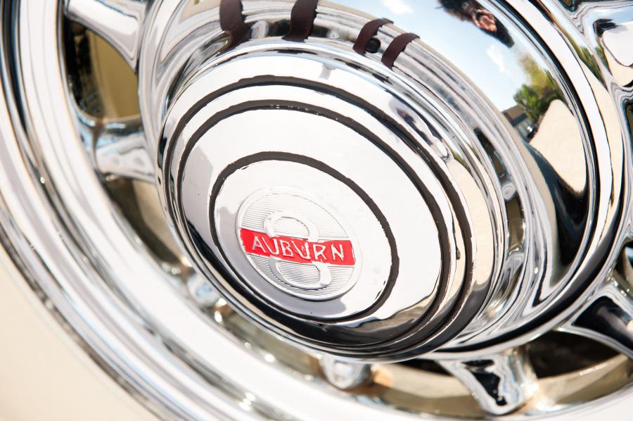 Колеса Auburn 8-105 Salon Dual Ratio Convertible Sedan 1933 года  (фото 22 из 48)